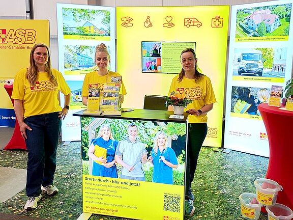 2025-05-10_Messestand_Gruppe1.jpg 