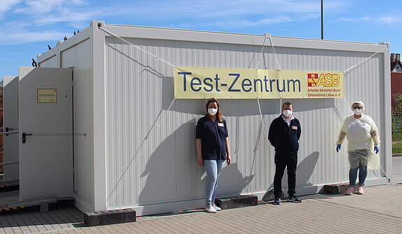 Testzentrum_Löbau_mit_Personal.JPG 