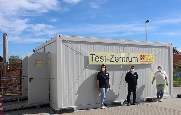 Testzentrum_Löbau_mit_Personal.JPG 